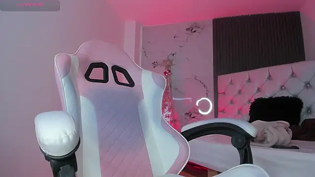 Snapshot of chloesagee chatting on 12-22-25, 11:24 chloesagee online show from 12-22-25, 11:24