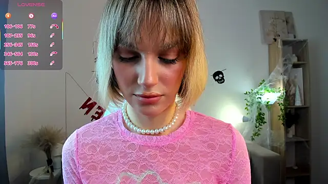 Ice Strawberry online show from 10-31-25, 03:07