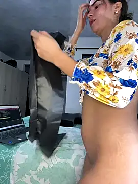 Snapshot of annymaldonado chatting on 10-17-25, 01:57 annymaldonado online show from 10-17-25, 01:57