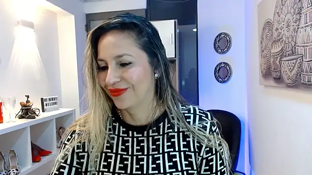 Snapshot of DianaPearls chatting on 05-11-26, 10:32 DianaPearls online show from 05-11-26, 10:32