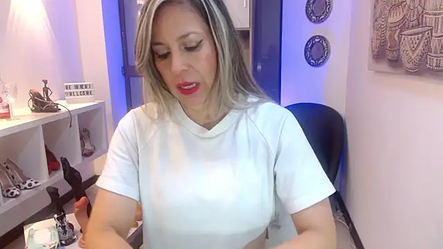 Snapshot of DianaPearls chatting on 06-03-26, 10:29 DianaPearls online show from 06-03-26, 10:29