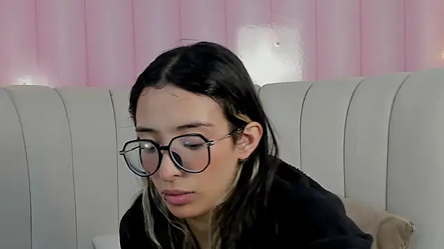 Emilia Bons online show from 12-19-25, 01:18