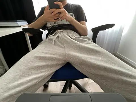 Frankieyyy1 online show from 06-01-26, 05:58