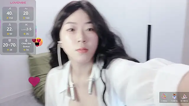 Snapshot of Emmaq996 chatting on 10-13-25, 07:41 Emmaq996 online show from 10-13-25, 07:41