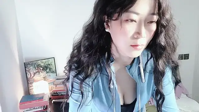 Snapshot of Emmaq996 chatting on 10-21-25, 01:39 Emmaq996 online show from 10-21-25, 01:39