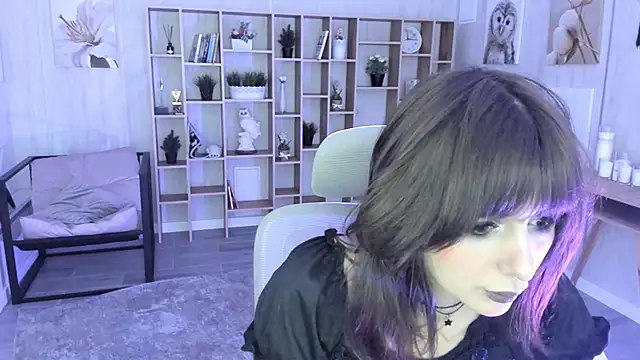 Snapshot of CrystallBloom chatting on 10-28-25, 04:09 CrystallBloom online show from 10-28-25, 04:09