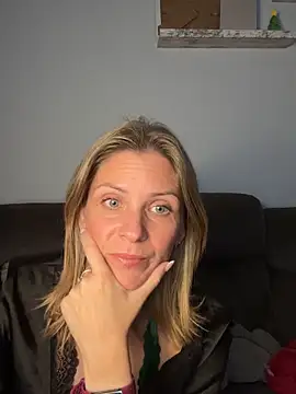 Snapshot of Lexi-Lux-X chatting on 10-05-25, 01:04 Lexi-Lux-X online show from 10-05-25, 01:04