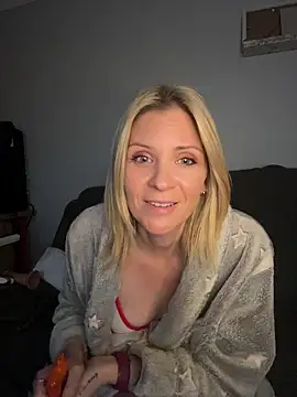 Snapshot of Lexi-Lux-X chatting on 11-09-25, 01:37 Lexi-Lux-X online show from 11-09-25, 01:37