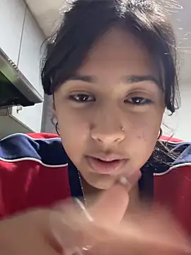 Snapshot of lynn9000 chatting on 10-27-25, 03:32 lynn9000 online show from 10-27-25, 03:32