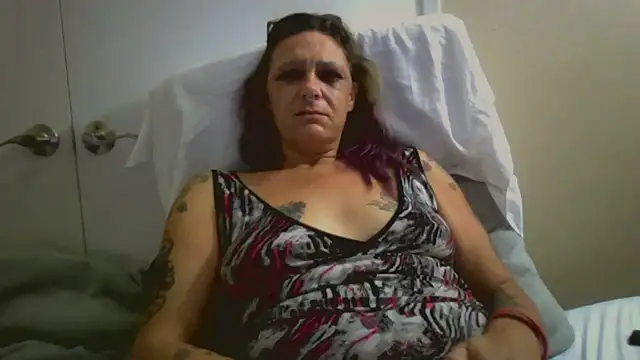 Snapshot of SparklesB1tch chatting on 09-10-25, 06:08 SparklesB1tch online show from 09-10-25, 06:08