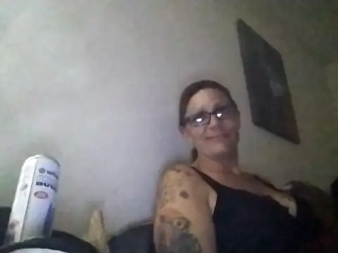 Snapshot of SparklesB1tch chatting on 10-18-25, 01:01 SparklesB1tch online show from 10-18-25, 01:01