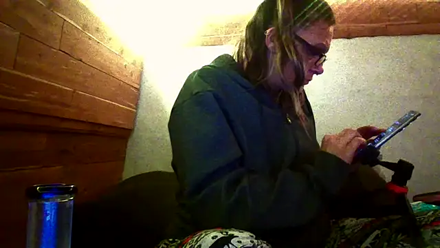 Snapshot of SparklesB1tch chatting on 10-23-25, 06:23 SparklesB1tch online show from 10-23-25, 06:23