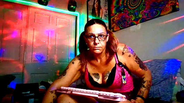 Snapshot of SparklesB1tch chatting on 11-20-25, 03:28 SparklesB1tch online show from 11-20-25, 03:28