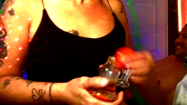 Snapshot of SparklesB1tch chatting on 12-15-25, 04:33 SparklesB1tch online show from 12-15-25, 04:33