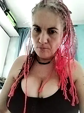 Snapshot of est_82 chatting on 09-08-25, 03:33 est 82 online show from 09-08-25, 03:33