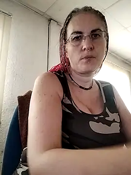 Snapshot of est_82 chatting on 09-15-25, 07:52 est 82 online show from 09-15-25, 07:52