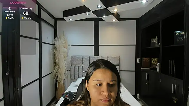 ElaBourn  online show from 12-17-25, 01:39