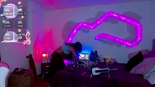 larah uwu online show from 10-22-25, 06:40