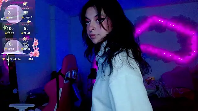 larah uwu online show from 10-27-25, 07:40