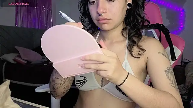 larah uwu online show from 06-08-26, 06:19