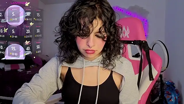 larah uwu online show from 06-15-26, 06:43