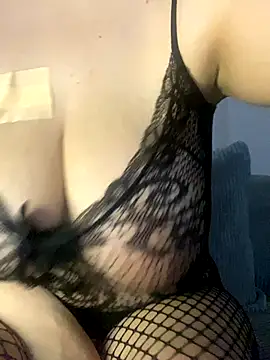 Snapshot of emiliafrancaise chatting on 10-13-25, 11:54 emiliafrancaise online show from 10-13-25, 11:54