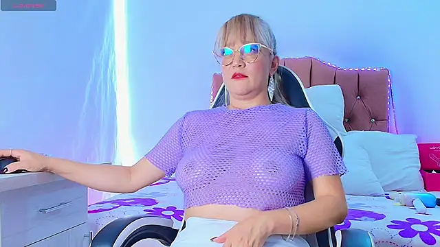 naomi diamond  online show from 04-21-26, 03:28