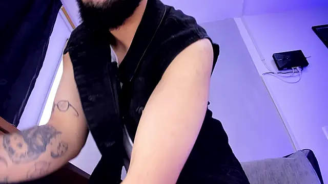 Snapshot of Noah_devil_ chatting on 12-15-25, 03:44 Noah devil online show from 12-15-25, 03:44