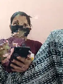 Snapshot of poojam93 chatting on 12-17-25, 04:35 poojam93 online show from 12-17-25, 04:35