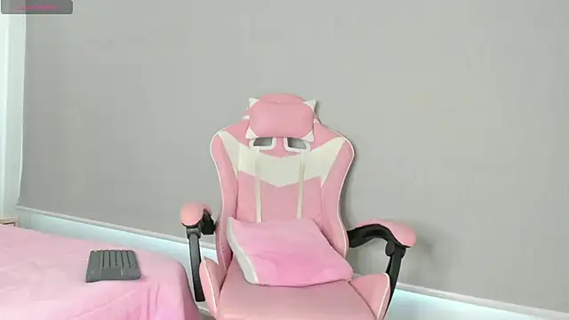 Snapshot of kendal_hot01 chatting on 11-07-25, 01:00 kendal hot01 online show from 11-07-25, 01:00