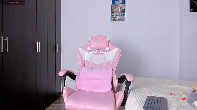 Snapshot of kendal_hot01 chatting on 03-12-26, 07:09 kendal hot01 online show from 03-12-26, 07:09