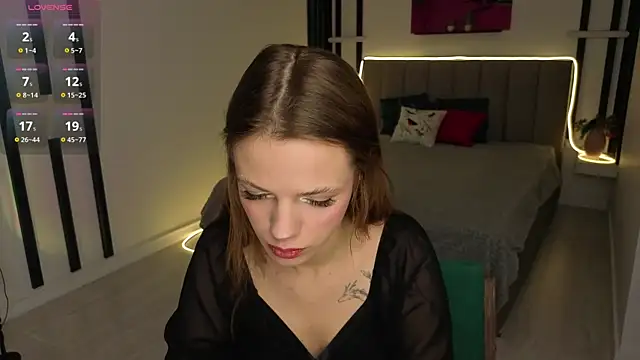 Snapshot of AliceDelaney chatting on 09-16-25, 08:32 AliceDelaney online show from 09-16-25, 08:32