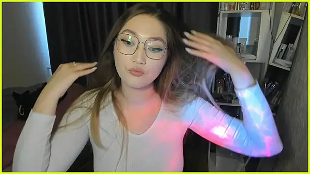 Snapshot of lyra_x chatting on 10-27-25, 05:00 lyra x online show from 10-27-25, 05:00