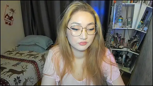 Snapshot of lyra_x chatting on 12-17-25, 01:44 lyra x online show from 12-17-25, 01:44