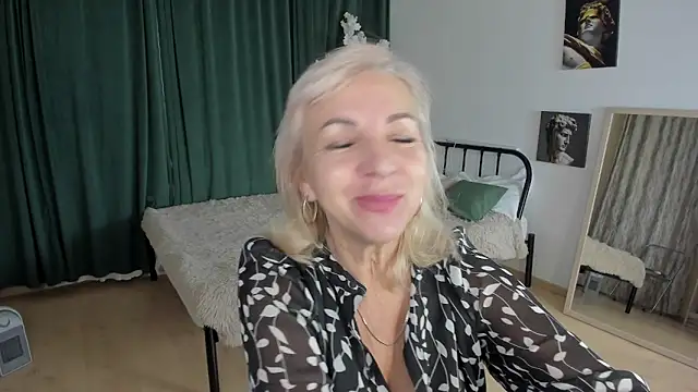 LiliaMoons online show from 11-30-25, 09:02