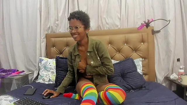 Snapshot of didoelizabeth chatting on 09-17-25, 01:02 didoelizabeth online show from 09-17-25, 01:02