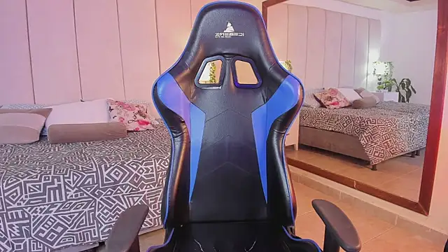 Snapshot of mia_rousse25 chatting on 12-15-25, 01:04 mia rousse25 online show from 12-15-25, 01:04