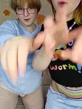 Snapshot of xrixsyx_and_ricky chatting on 11-13-25, 07:18 xrixsyx and ricky online show from 11-13-25, 07:18