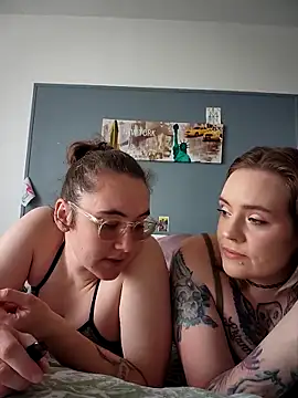 Snapshot of AndHerXO chatting on 02-26-26, 01:43 AndHerXO online show from 02-26-26, 01:43