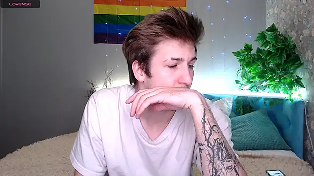 Snapshot of KiskaKurt chatting on 09-28-25, 12:05 KiskaKurt online show from 09-28-25, 12:05