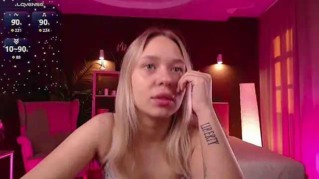 Snapshot of Pooja_Hegde chatting on 09-27-25, 01:10 Pooja Hegde online show from 09-27-25, 01:10