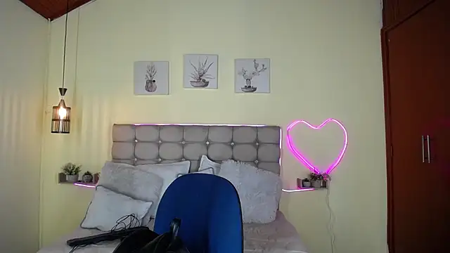 Snapshot of Megan_05_ chatting on 06-11-26, 12:32 Megan 05 online show from 06-11-26, 12:32