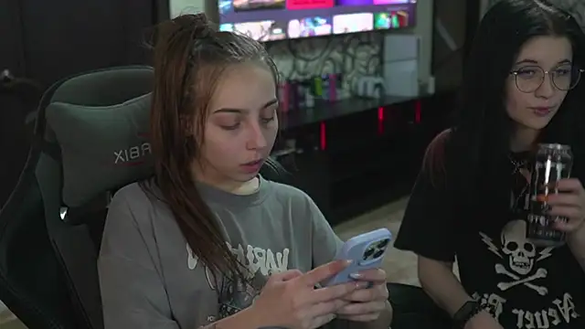 Snapshot of lis_silver chatting on 10-14-25, 03:35 lis silver online show from 10-14-25, 03:35