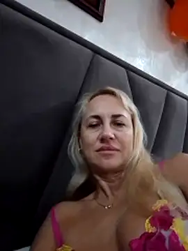 Snapshot of KissMiSveet chatting on 11-06-25, 08:21 KissMiSveet online show from 11-06-25, 08:21