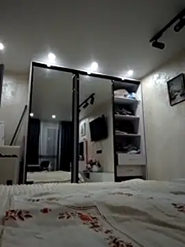 Snapshot of KissMiSveet chatting on 12-17-25, 04:57 KissMiSveet online show from 12-17-25, 04:57