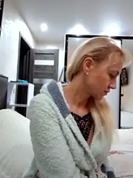 Snapshot of KissMiSveet chatting on 12-21-25, 02:02 KissMiSveet online show from 12-21-25, 02:02