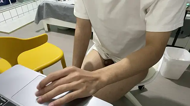 Snapshot of cily chatting on 11-17-25, 04:24 cily online show from 11-17-25, 04:24