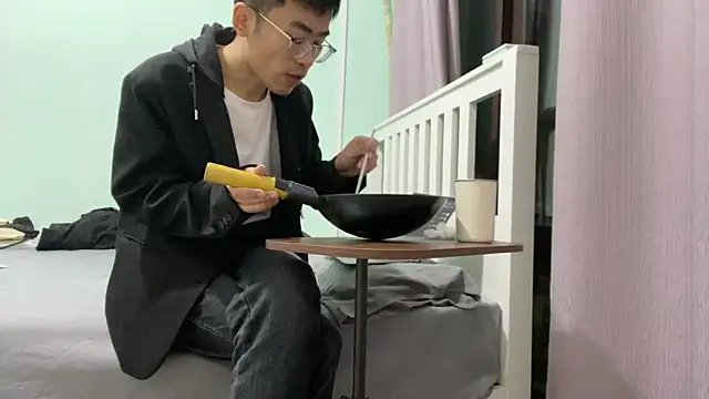 Snapshot of cily chatting on 12-22-25, 11:40 cily online show from 12-22-25, 11:40