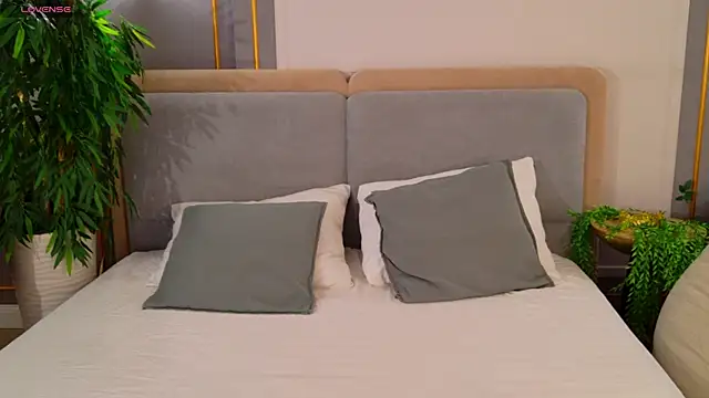 AdoraCortes online show from 04-06-26, 05:08