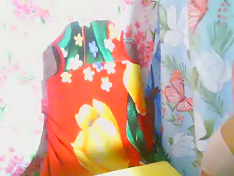 Snapshot of Katie_Winslet chatting on 12-21-25, 11:01 Katie Winslet online show from 12-21-25, 11:01